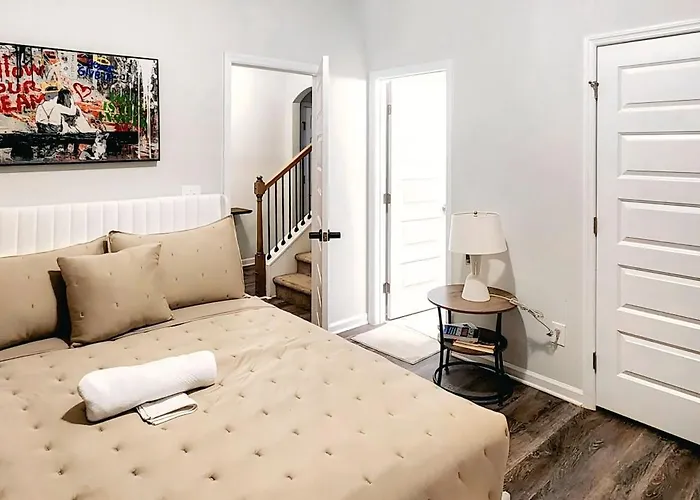 Spacious Modern Retreat Near Downtown Ev